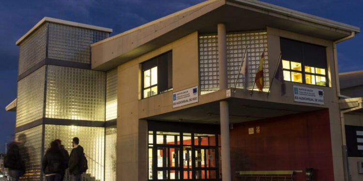 El profesorado del IES Audiovisual, contra su conversión en CIFP que impone la Consellería de Educación