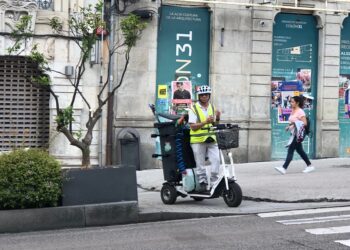 Esta es la nueva imagen de los equipos de limpieza en la ciudad de Vigo. Se trata de un patinete habilitado para llevar los utensilios de limpieza: cubo, escoba y recogedor, de tal modo que puede desplazarse fácilmente incluso por sitios difíciles.