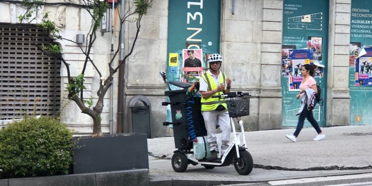 Esta es la nueva imagen de los equipos de limpieza en la ciudad de Vigo. Se trata de un patinete habilitado para llevar los utensilios de limpieza: cubo, escoba y recogedor, de tal modo que puede desplazarse fácilmente incluso por sitios difíciles.