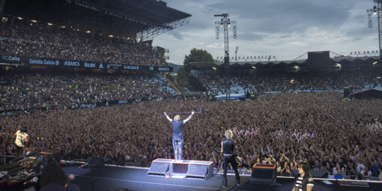 Guns N’ Roses eleva el rock and roll al cielo de Balaídos
