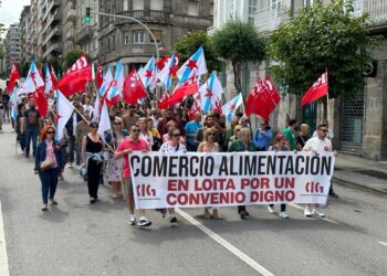 Varios centenares de personas se manifiestan en Vigo para demandar un aumento salarial en el sector de la alimentación