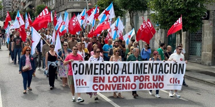 Varios centenares de personas se manifiestan en Vigo para demandar un aumento salarial en el sector de la alimentación