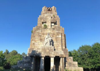 Fue diseñado por Manuel López Román e inaugurado en 1924 con el nombre de “Monumento a los mártires del mar” y conocido también como “Monumento a la Marina Universal”. El monumento representa la Virgen del Carmen, patrona de los marineros.