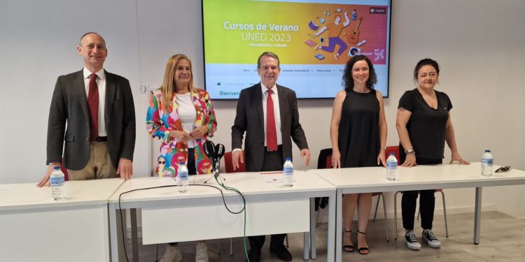 Caballero aboga por seguir aumentando titulaciones en la UNED de Vigo: «Lo que tenemos no nos llega»