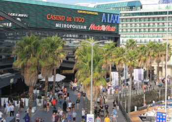 El Centro Comercial A Laxe incorpora una pulpería con terraza para el verano
