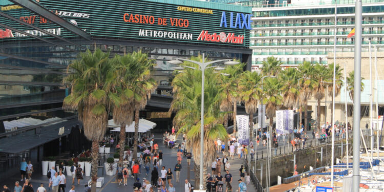 El Centro Comercial A Laxe incorpora una pulpería con terraza para el verano
