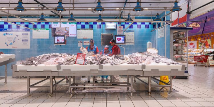 Alcampo abre en Cangas con una plantilla de 19 personas y un aparcamiento de 66 plazas