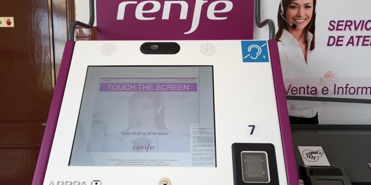 Renfe instala un canal de atención al cliente de forma remota en las estaciones de Guillarei y Redondela