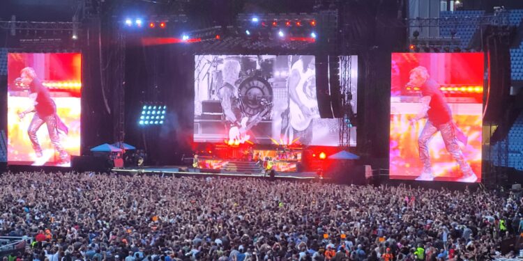 Guns N’ Roses eleva el rock and roll al cielo de Balaídos