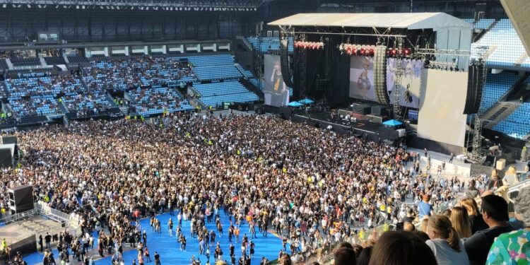 Balaídos se abarrota de fans de Guns N’ Roses: camisetas, gorras, pulseras y todo tipo de merchandising