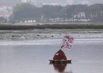 Denuncian con una “caca flotante” la contaminación del estuario del Miñor, entre Baiona, Gondomar y Nigrán