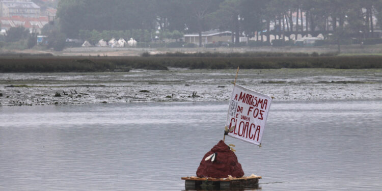 Denuncian con una “caca flotante” la contaminación del estuario del Miñor, entre Baiona, Gondomar y Nigrán