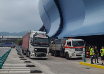 Los camiones llegan a Balaídos para empezar a montar el concierto de Guns N’ Roses