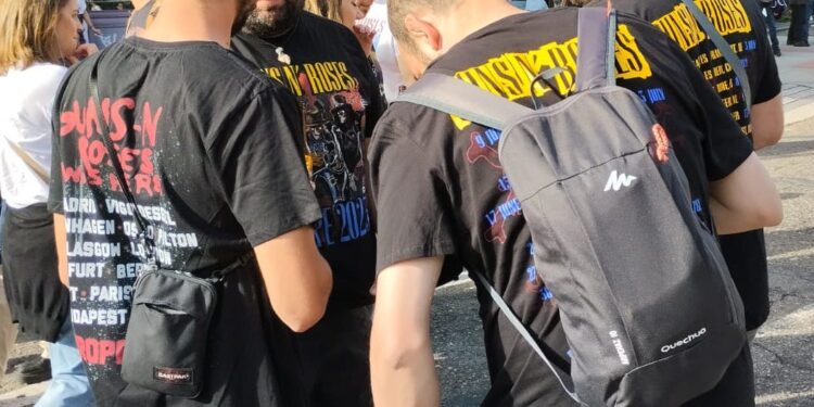 Dos detenidos en el bolo de Guns N’ Roses por resistencia a la autoridad y por vender ropa falsificada