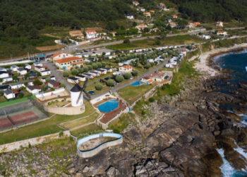 Luto en Oia tras el asesinato a tiros de una mujer a manos de su expareja, un guardia civil que se suicidó