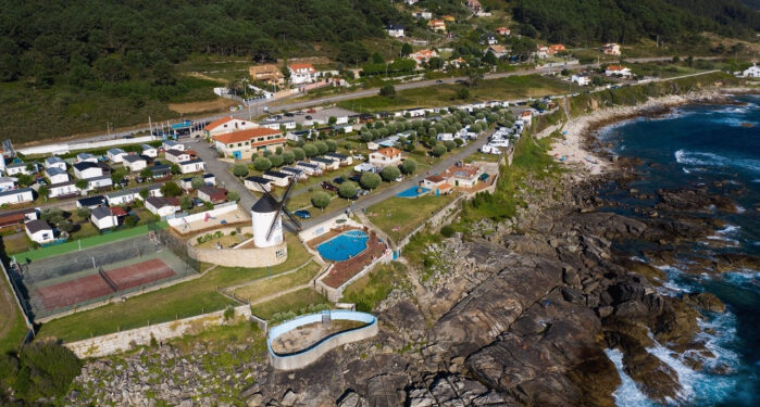 Luto en Oia tras el asesinato a tiros de una mujer a manos de su expareja, un guardia civil que se suicidó
