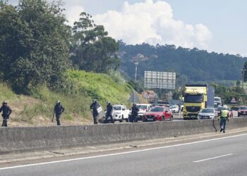 Cargas policiales y tráfico cortado con árboles en la AP-9, con motivo de las protestas del metal en Vigo