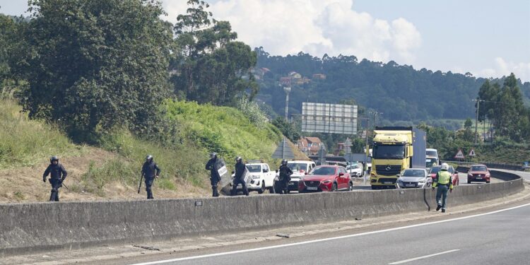 Cargas policiales y tráfico cortado con árboles en la AP-9, con motivo de las protestas del metal en Vigo