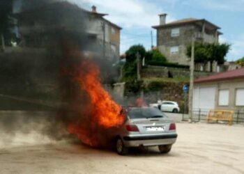 Arde un coche en Vigo después de que su conductor lograra alejarlo de viviendas y personas