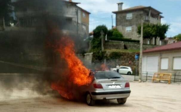 Arde un coche en Vigo después de que su conductor lograra alejarlo de viviendas y personas