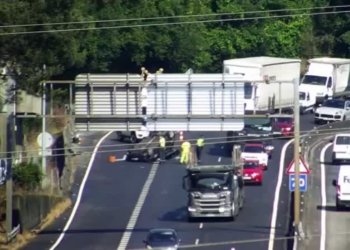 Atasco kilométrico en la A-55 tras volcar un coche en Mos