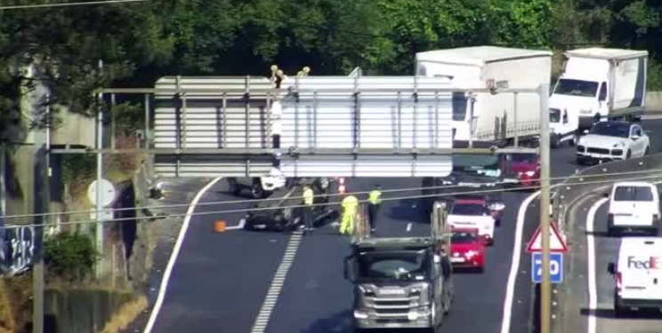 Atasco kilométrico en la A-55 tras volcar un coche en Mos