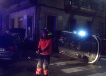 Herido leve en Vigo tras chocar contra otro coche, volcar y empotrarse contra una farola