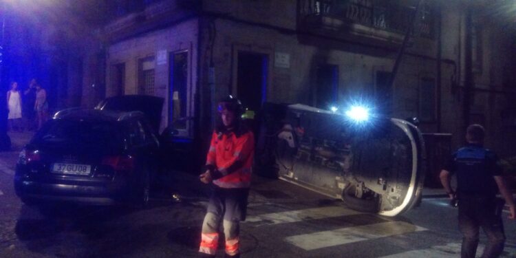 Herido leve en Vigo tras chocar contra otro coche, volcar y empotrarse contra una farola
