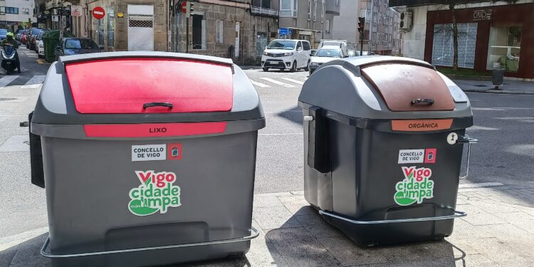Vigo y FCC ponen en marcha un puesto de información itinerante sobre el contenedor marrón