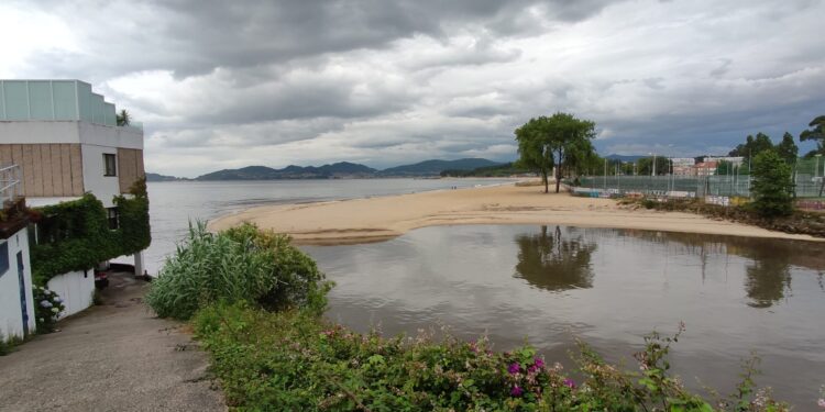 El viejo emisario de la desembocadura del Lagares ya es historia: retirado en solo unos días