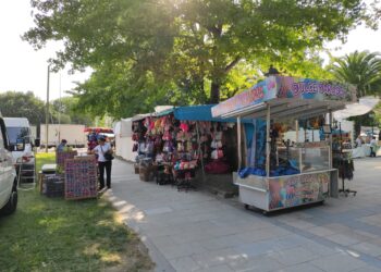 La noria concluye su montaje horas antes de empezar las fiestas de Coia: este es el programa de verbenas
