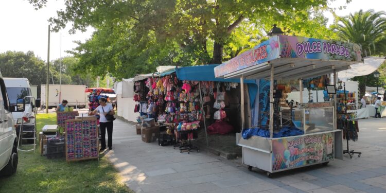 La noria concluye su montaje horas antes de empezar las fiestas de Coia: este es el programa de verbenas