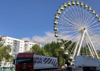 La noria concluye su montaje horas antes de empezar las fiestas de Coia: este es el programa de verbenas