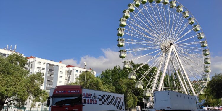 La noria concluye su montaje horas antes de empezar las fiestas de Coia: este es el programa de verbenas