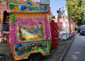 La noria concluye su montaje horas antes de empezar las fiestas de Coia: este es el programa de verbenas