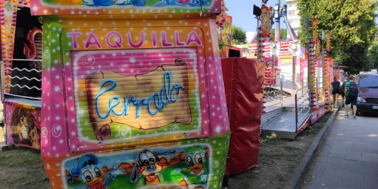 La noria concluye su montaje horas antes de empezar las fiestas de Coia: este es el programa de verbenas