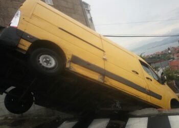 Herido leve un conductor sin carnet que se empotró contra una finca en Vigo