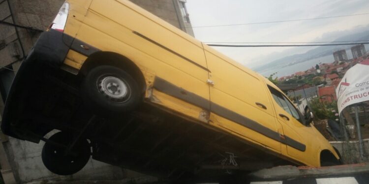 Herido leve un conductor sin carnet que se empotró contra una finca en Vigo