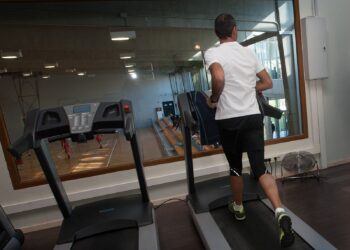 Una nueva estrategia del Sergas plantea subvencionar gimnasios y piscinas si el médico receta ejercicio