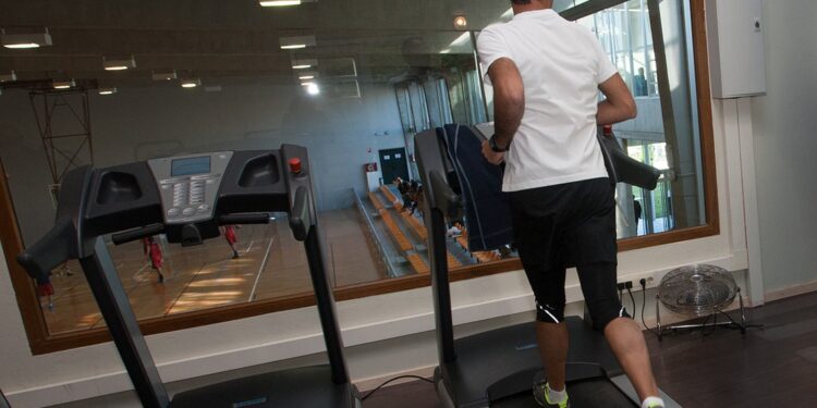 Una nueva estrategia del Sergas plantea subvencionar gimnasios y piscinas si el médico receta ejercicio