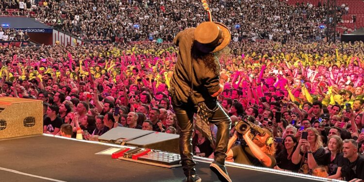 Guns N’ Roses triunfa en Madrid sin llenar: tres horas y media de «rock de siempre»