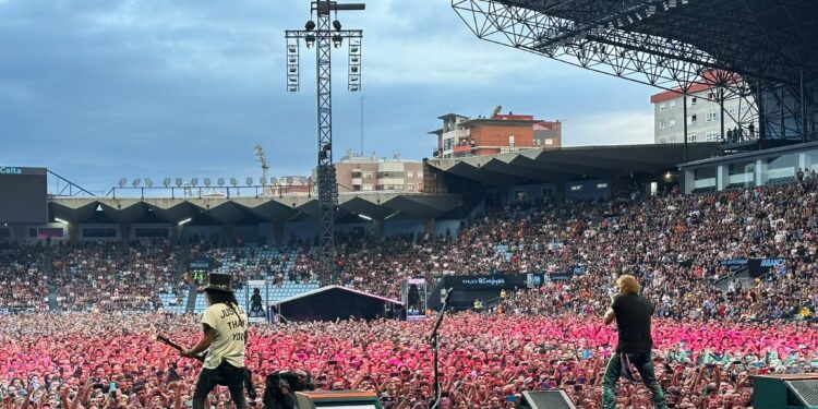 Guns N’ Roses eleva el rock and roll al cielo de Balaídos