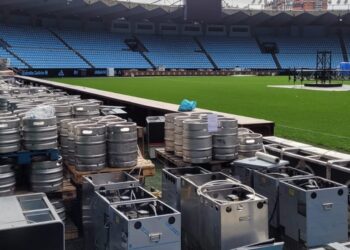 290 camareros harán brotar cerveza de 150 grifos en el concierto de Guns N’ Roses en Vigo