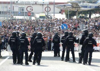 Miles de trabajadores del metal colapsan los accesos al Ifevi en el primer día de la feria Mindtech