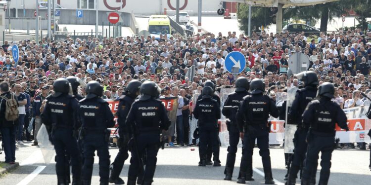 Miles de trabajadores del metal colapsan los accesos al Ifevi en el primer día de la feria Mindtech