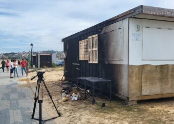 Un incendio, presumiblemente intencionado, deja importantes daños en un chiringuito de Praia América