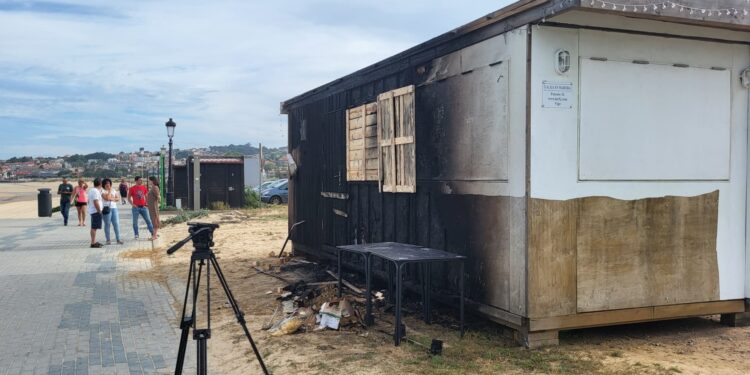 Un incendio, presumiblemente intencionado, deja importantes daños en un chiringuito de Praia América