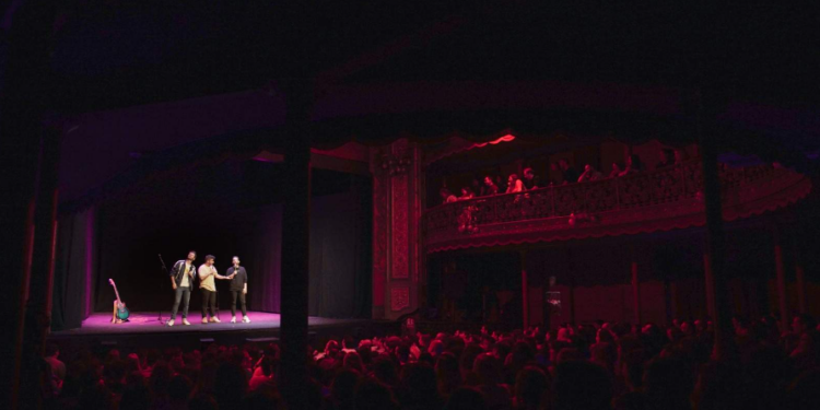 El salto al teatro de La Bromerie recala en Vigo con Galder Varas, David Puerto y Taka Gómez