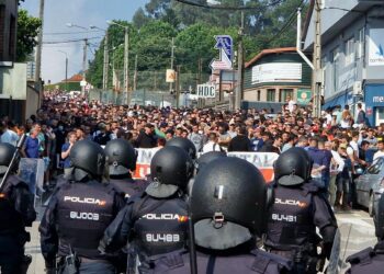 Tensión en el Ifevi: los trabajadores del metal acentúan sus protestas pero un dispositivo policial les bloquea el paso