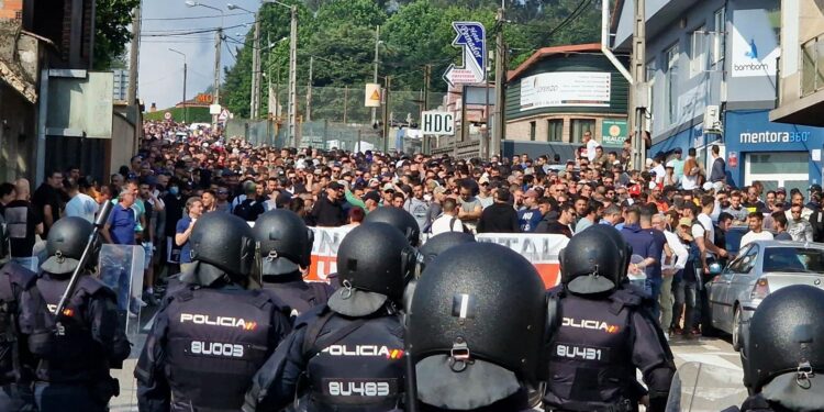 Tensión en el Ifevi: los trabajadores del metal acentúan sus protestas pero un dispositivo policial les bloquea el paso